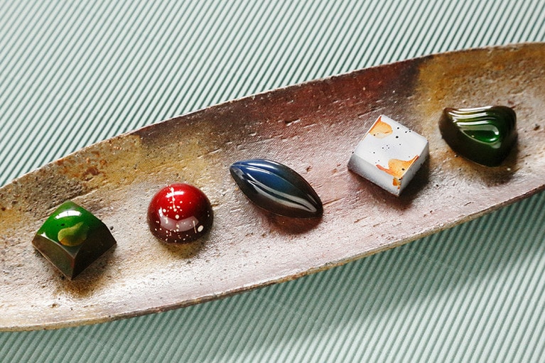 「ボンボンショコラ・ハーブ＆エピス」。左から「ポティロン・カネル」「フィグ・ルージュ」「トンカ」「バジリク・シトロン」「コリアンダー」。