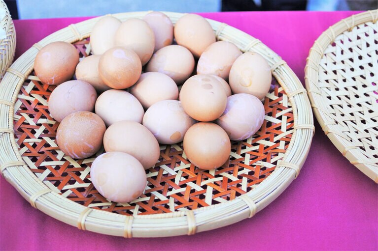 火口の噴気で約20時間蒸した蒸し卵。温泉成分が染み込んで、燻製卵のような味わい。