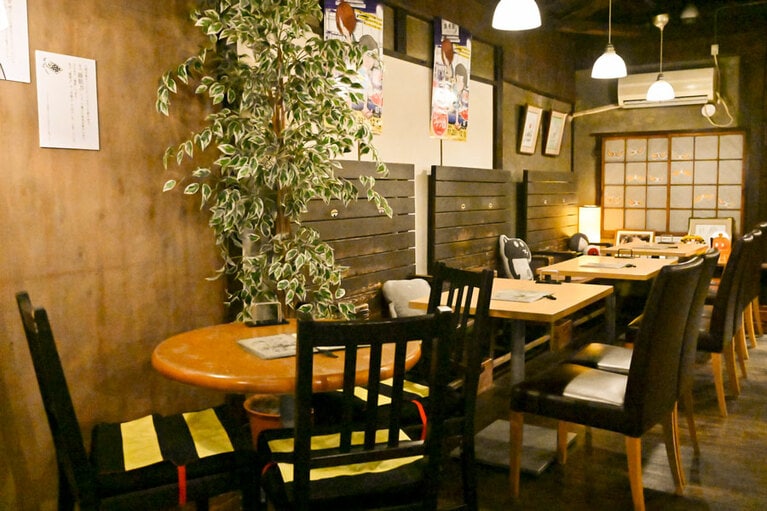 窓の外に、キャラクターたちと一緒に写真を撮れるスポットを発見。©水木プロ