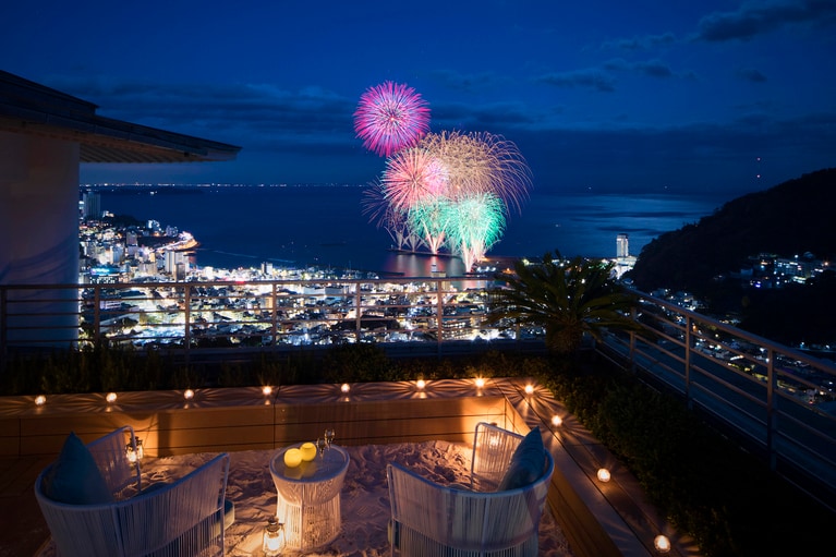 最上階から“見下ろす”花火も素敵。