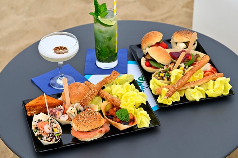 パレルモ料理を詰めた“ナウートボックス・山の幸” 12ユーロ、“海の幸” 15ユーロ、モヒート、ウォッカサワー 各8ユーロ。