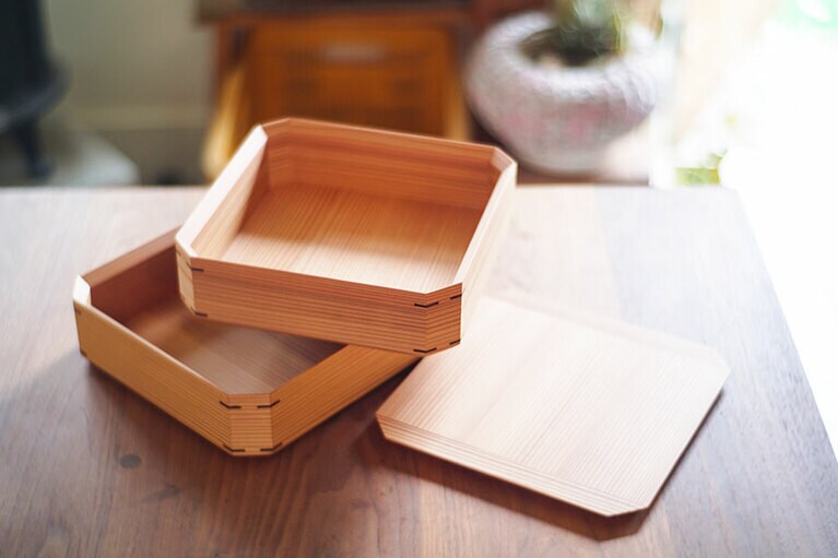 九州の杉で作る二段重箱 27,500円は、普段のおかずを盛っても絵になる。角を取ったデザインで“重箱の隅”をつつかなくて済むのも嬉しい。
