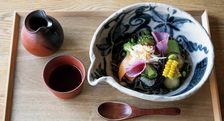 佐渡の海の幸、大地の恵みを贅沢に詰め込んだ「佐渡旬野菜うどん」1,500円。