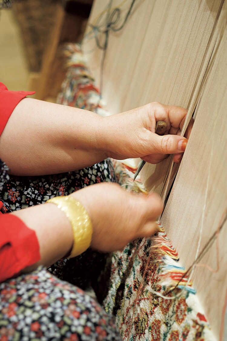 トルコ絨毯の最大の特徴は縦糸を2本まとめて色糸で結ぶ「ダブルノット」という技法にある。