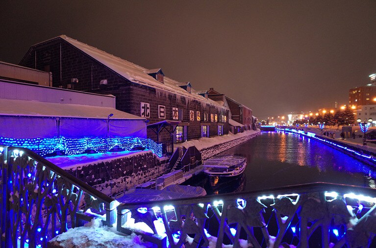 夜になると運河沿いにはブルーのライトが灯る。