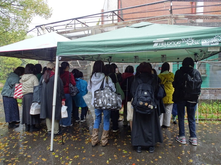 悪天候の中、ひとりの欠席者も出なかった。