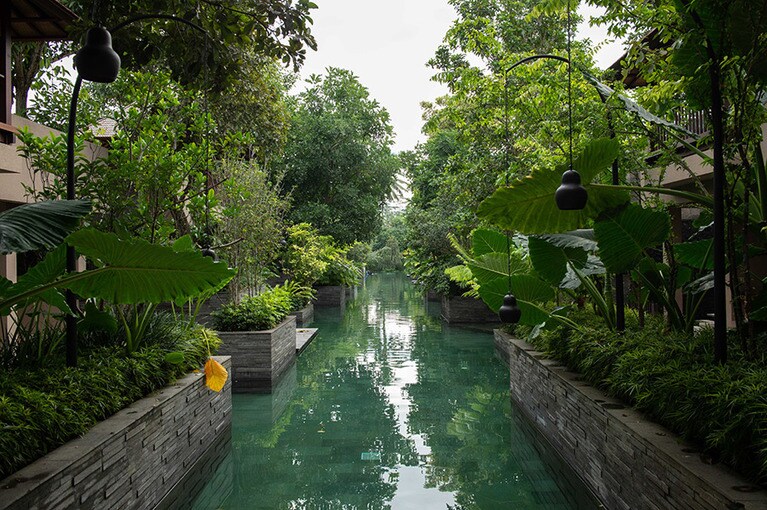 ヴィラから続くプライベートなプールと運河のようにゆったりとしたパブリックプールが、ゆるやかに一体化する。