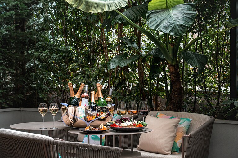 「キンプトン オールデイ・シャンパンテラスプラン」フリーフロー（ドリンク1.5時間制）＋スプリングプラッター（新鮮野菜とディップ、フラットブレッド）1名8,500円、フリーフロー（ドリンク2時間制）＋シーフード盛り合わせ＋スプリングプラッター（新鮮野菜とディップ、フラットブレッド）11,000円（ともに税込・サ別）。