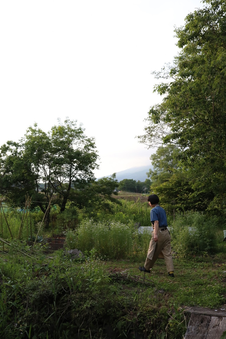 山梨県北杜市で「DILL eat,life.」という季節の野菜やその土地の食材を活かしたレストランを営む山戸ユカさん。山戸さんの暮らしは常に自然とともにある。Photos＠yamatokos