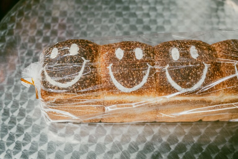 ニコちゃんが並ぶハッピーな「食パン」1山600円。1本2400円。