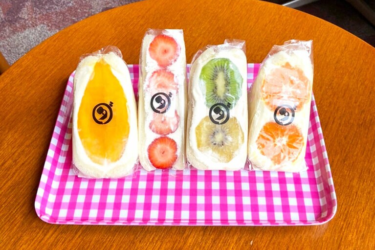 左から、宮崎マンゴー 1,580円、ゆめのか 650円、Wキウイ 630円、蒲郡みかん 680円。宮崎マンゴーは半身サイズ 1,080円もある。