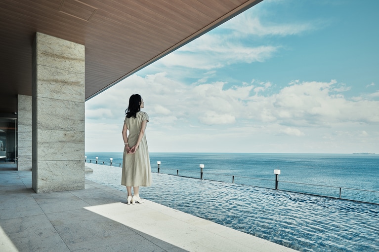 ロビーからは相模湾が一望できる。テラスには海や空と一体になった水面揺らめく水盤が。