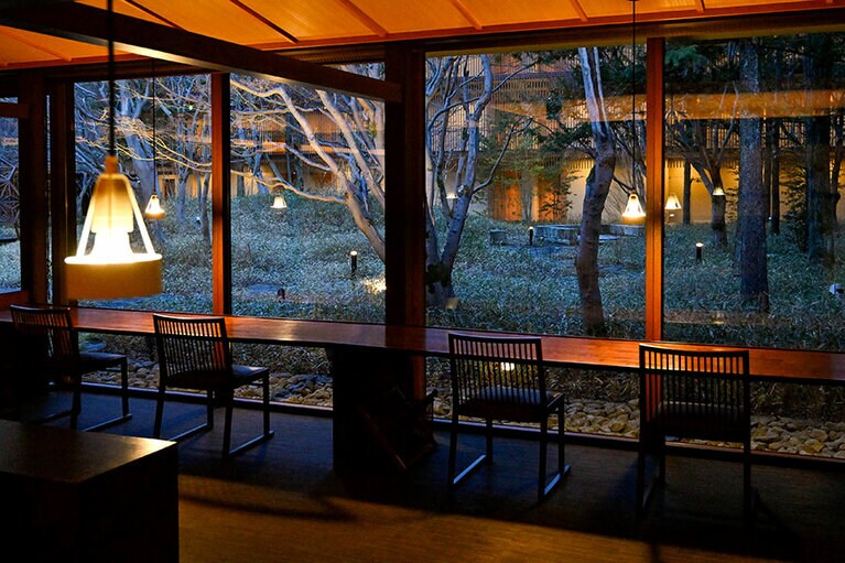 食事処はプライベート性の高い半個室のほか、中庭に面したカウンター席も。