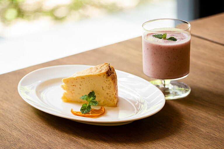 喫茶室の人気メニュー。“米麴のチーズケーキ” 580円と“ハッピー甘酒いちごスムージー” 1,000円。