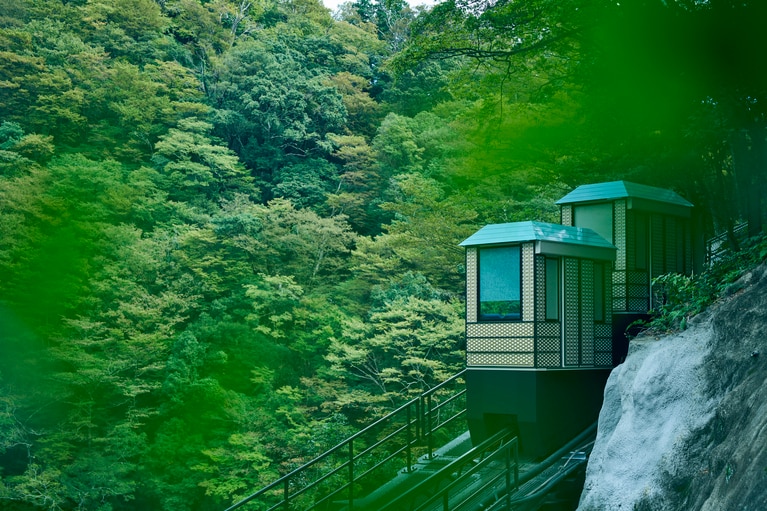 箱根の静寂の谷にひっそりとたたずむ「エスパシオ 箱根迎賓館 麟鳳亀龍」へと続く、専用の渓谷電車（プライベートケーブルカー）。