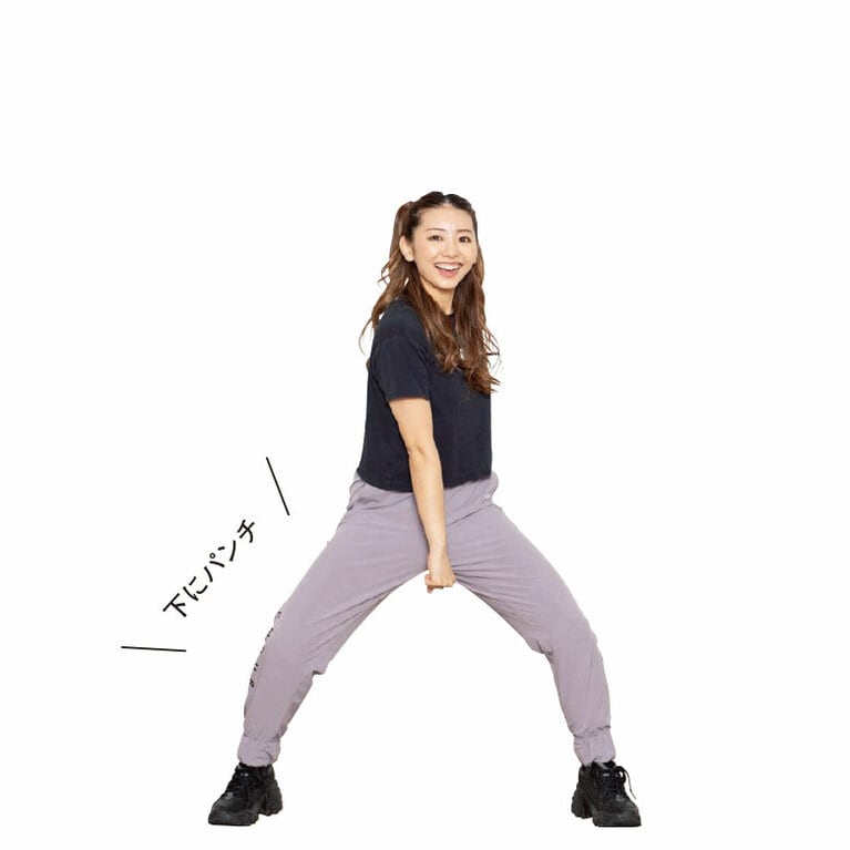 (8) 次は下パンチ。しっかり腰をひねりながら、逆側の手で後ろ側もパンチ！　左右交互に16セット。