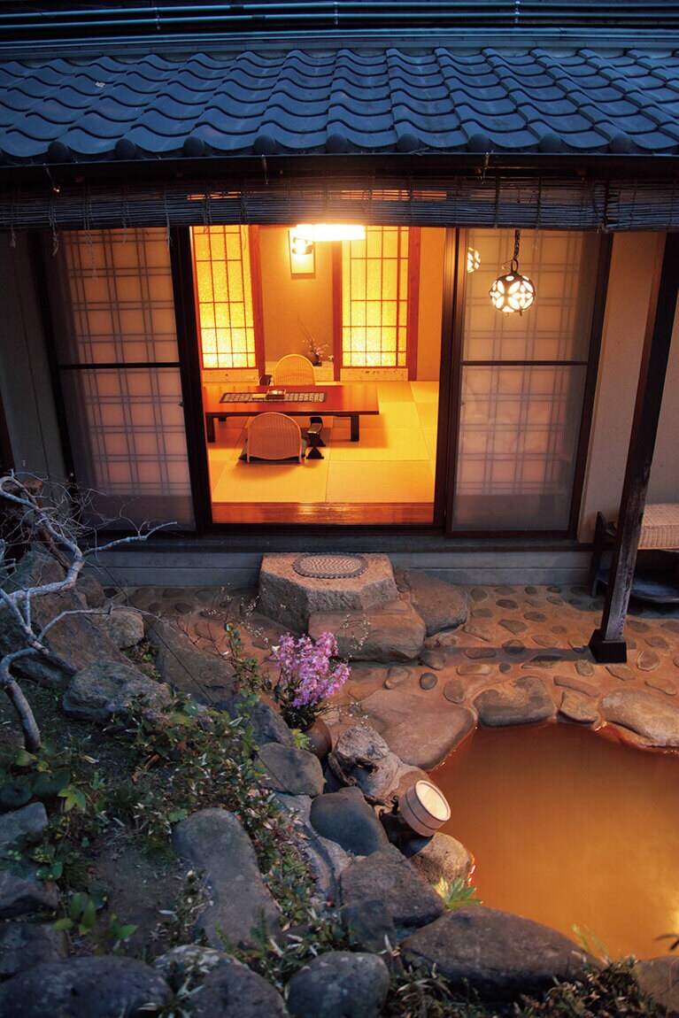 露天風呂付きの客室「月の間」。