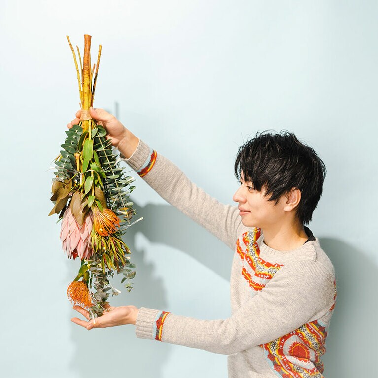 逆さまに飾るスワッグは、首がまっすぐな綺麗なドライフラワーになるのでオススメ。