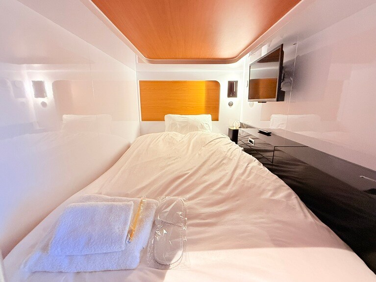 プレミアムエコノミーには、テレビや鍵付きセキュリティボックスも完備。