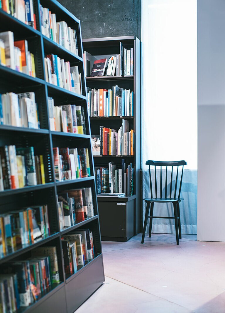 (B) 文喫スタッフが選書した本のラインナップがこの本屋の最大の魅力。