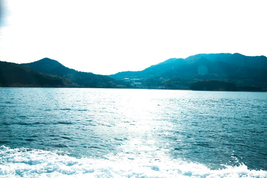 高松─小豆島間を結ぶ高速艇からの景色。きらめく波しぶきが旅情を誘う。