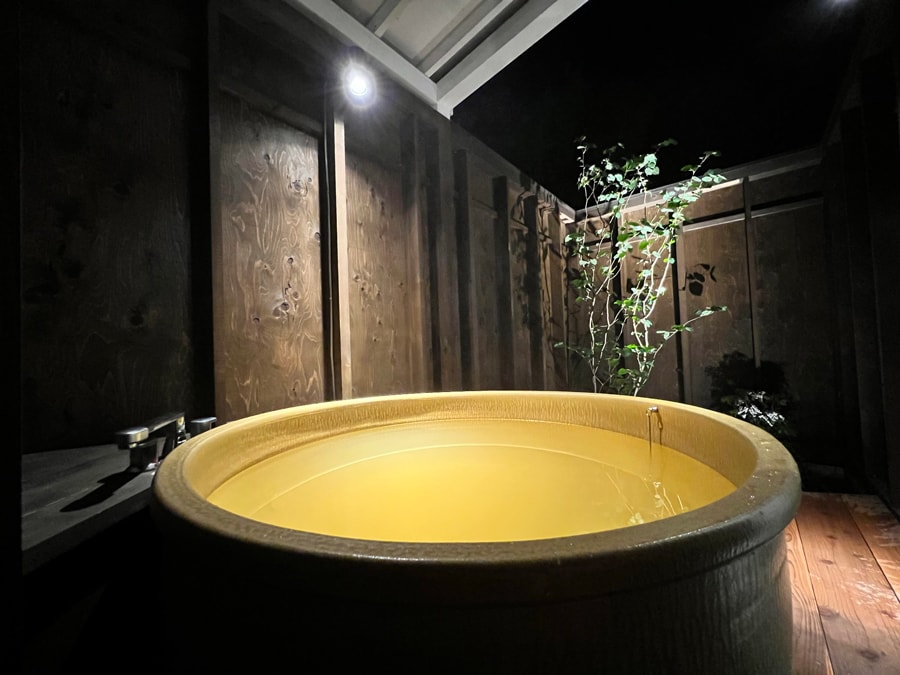全棟に、褐⾊にごり湯「金温泉」を引いた露天風呂が備わっている。
