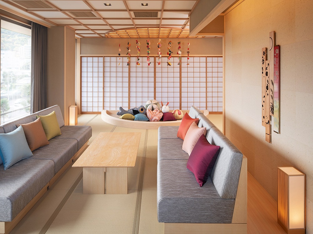 8名定員の特別和室のリビングルームには、子どもたちの成長を願った伊豆の伝統工芸“つるし飾り”や、そのデザインを使用した巨大クッションを用意。
