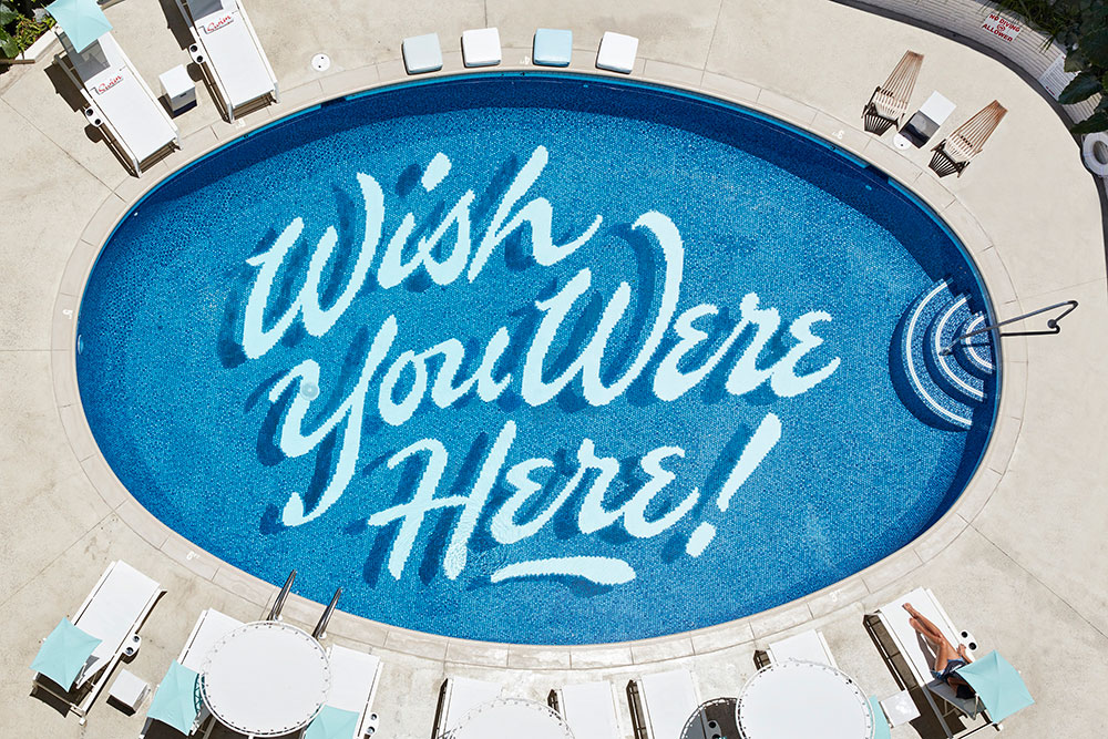 サーフジャック ハワイ(The Surfjack Hotels & Swim Club)。星野リゾートが初めてアメリカに進出する。オアフ島のワイキキの中心地という利便性の高い立地。1960年代のレトロなハワイをベースにした、モダンなつくりのホテルだ。