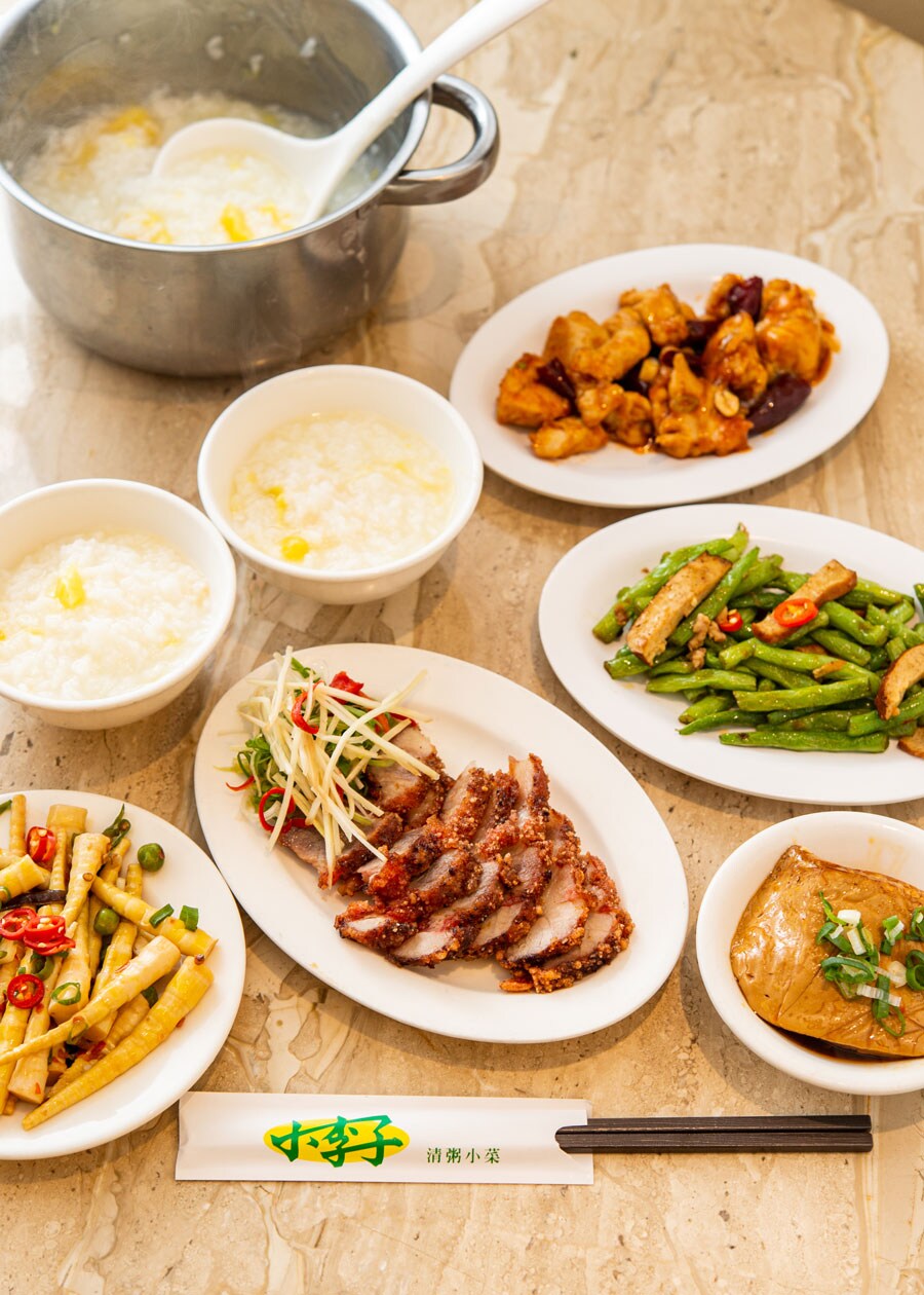 お粥は1人 20元でおかわり自由。小皿料理は手前左から、タケノコ 50元、豚肉の唐揚げ 100元、豆腐 10元など。