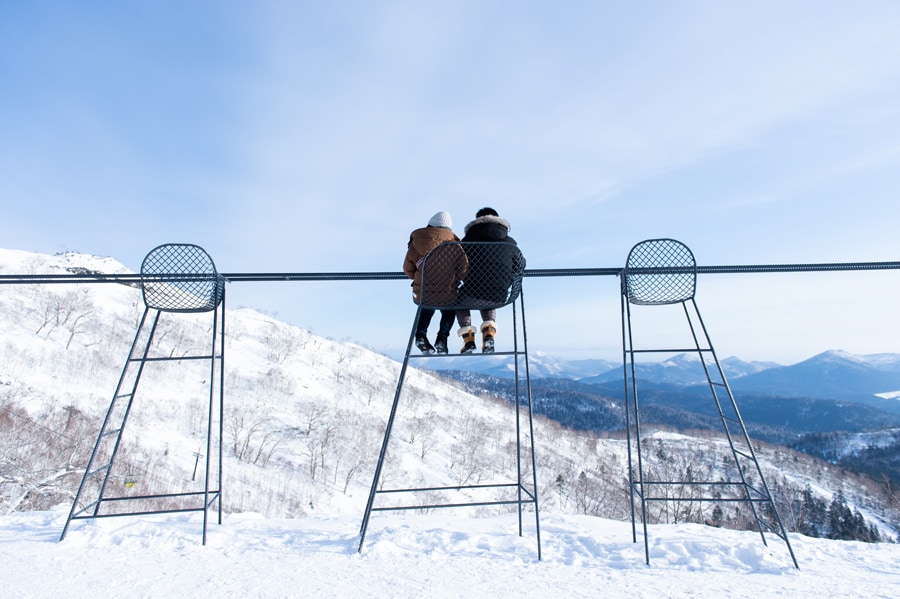 ハシゴを昇りイスに座ると、眼下に雪山の全景が。椅子は1人用と2人用があり、カップルで使うこともできる。