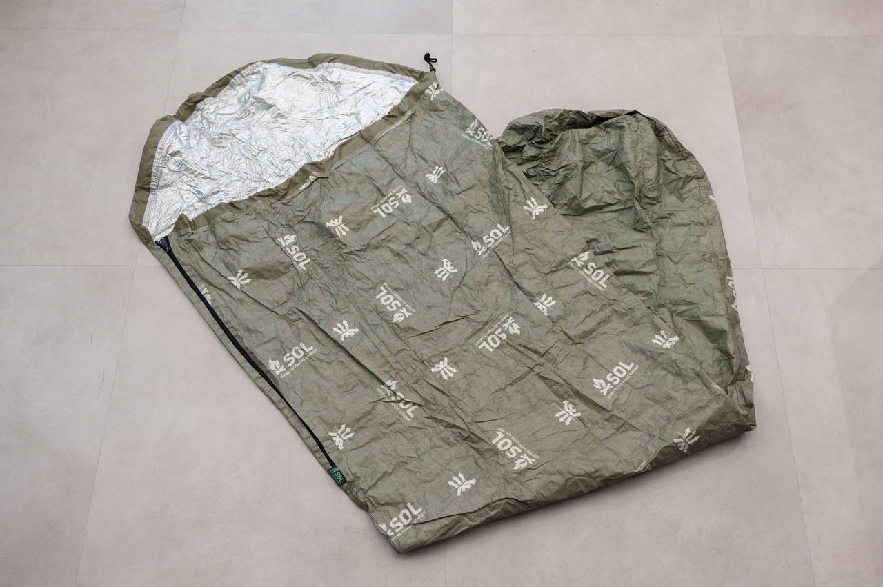 緊急時やシュラフカバーなど幅広く活用できる「エスケープ ビビィ」（12,980円）。