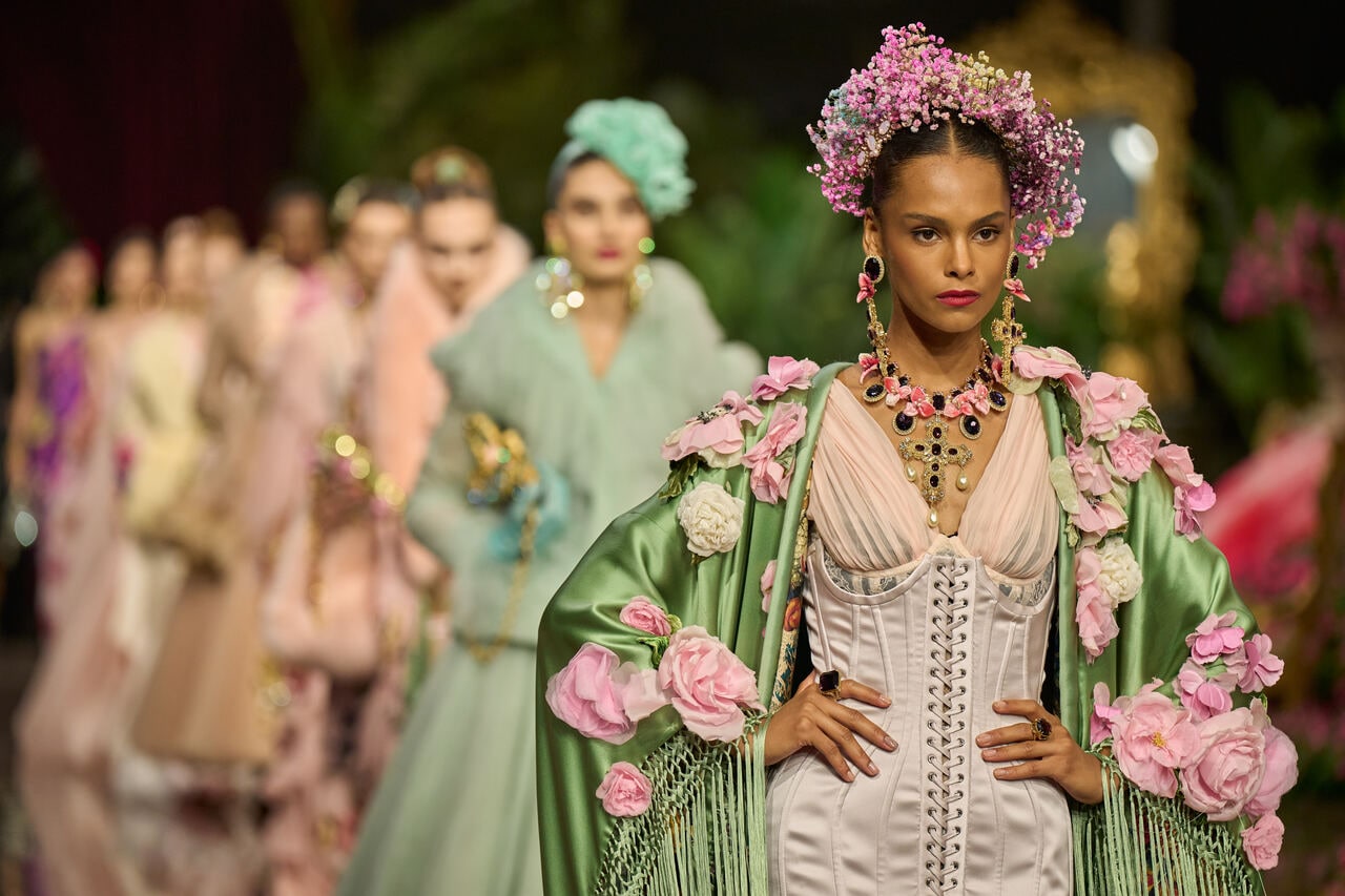 圧巻のフィナーレ。ブランドのアイコンアイテム“コルセットドレス”も、花々とコーディネートされている。©DOLCE＆GABBANA