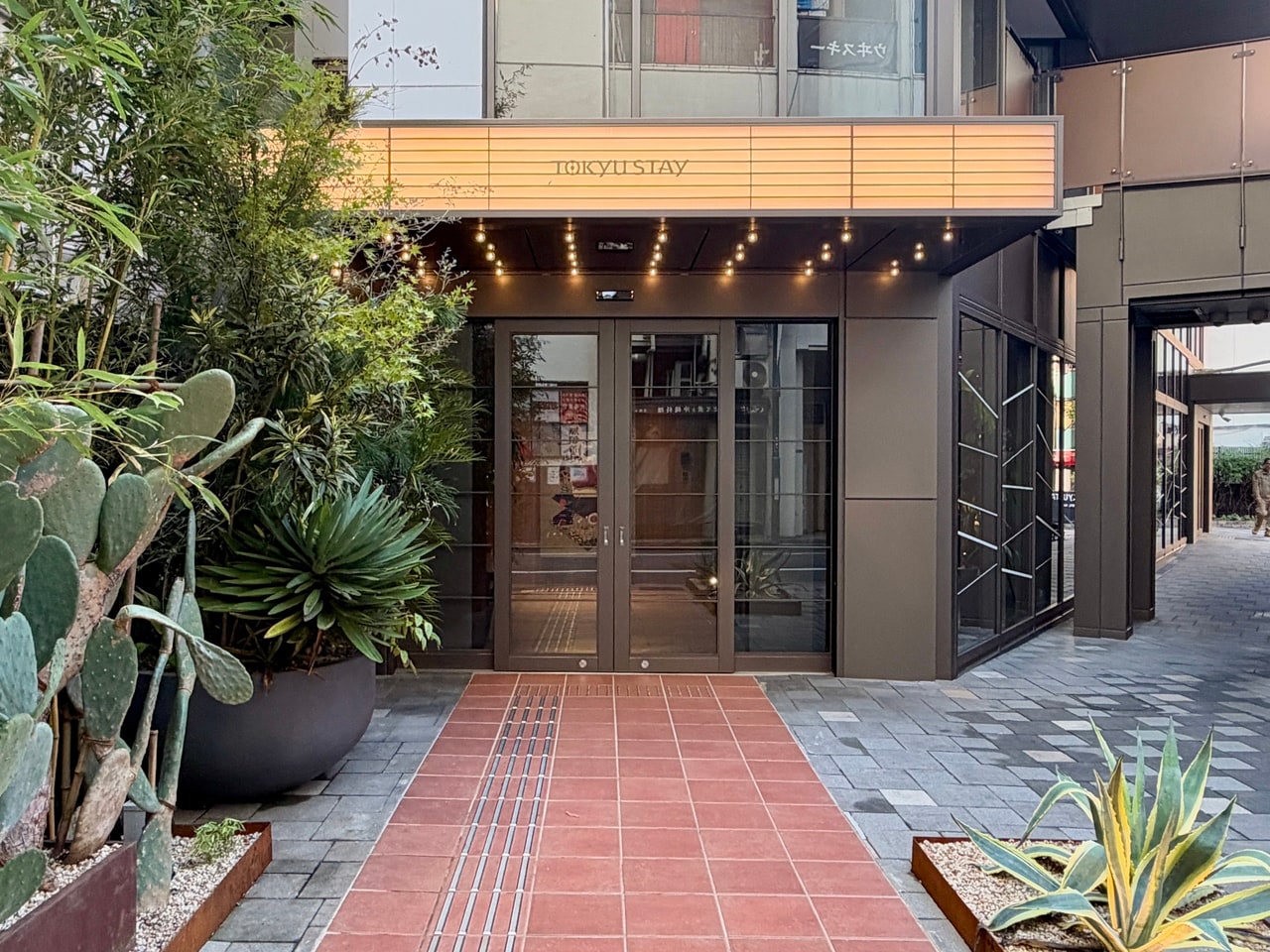 かつて映画文化が花開いた新宿の歴史にちなみ、往年の映画館や劇場の入口をイメージしたエントランス。