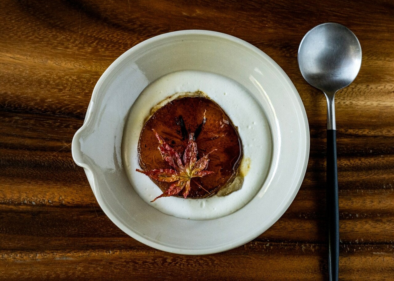 デザートは、新潟のブランド柿「おけさ柿」のシロップ漬けを低温で焼いたもの。