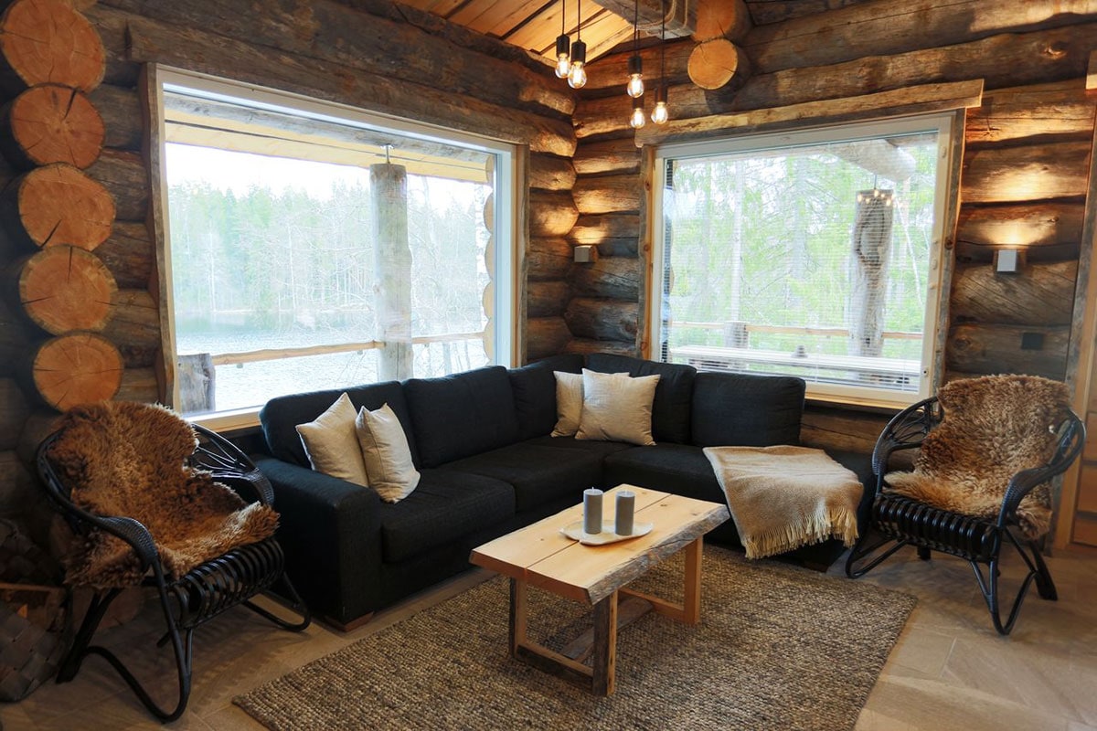 広々としたリビングルーム。暖炉のやわらかな温もりに癒やされる。©Hawkhill Cattage Risort