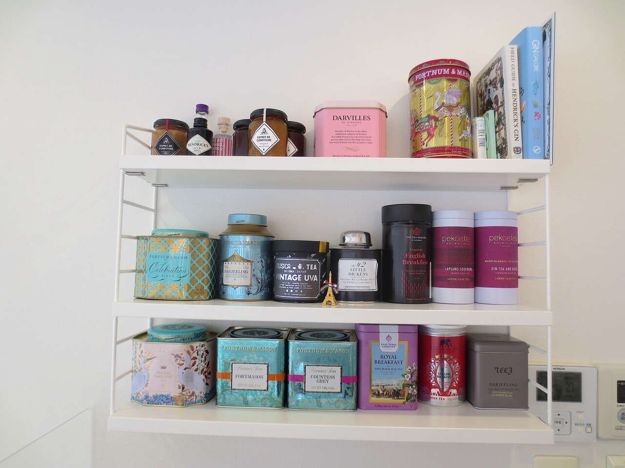 紅茶が並ぶ棚。紅茶は、次々に種類が変わる。