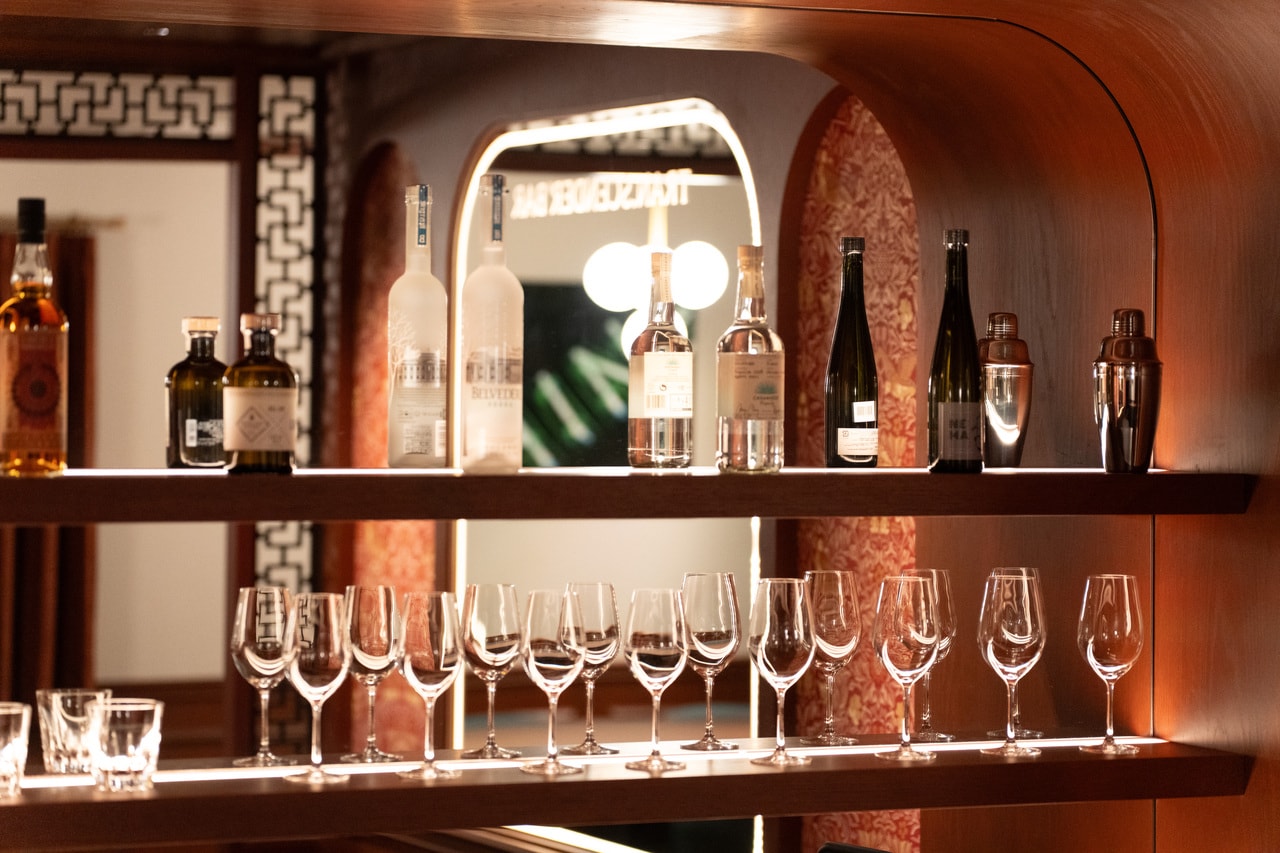 特別感たっぷりなカウンターが目を引く。