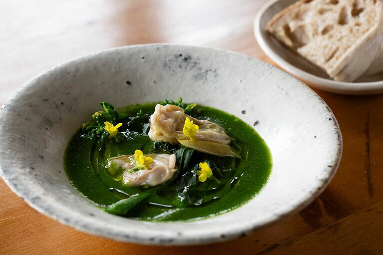 「菜の花のスープ」は、でっかいハマグリと菜の花も添えられた春ならではの組み合わせ。