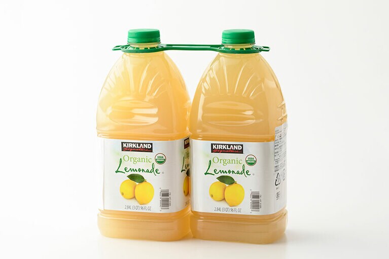 KIRKLAND SIGNATURE「オーガニックレモネード」878円(2.84L×2本)。