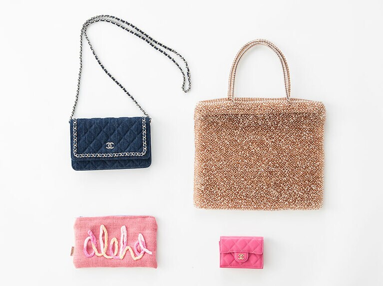 左上から時計回りに、シャネルのチェーンウォレット、アンテプリマのワイヤーバッグ、シャネルのスモール ウォレット、チットチャットハワイのポーチ。