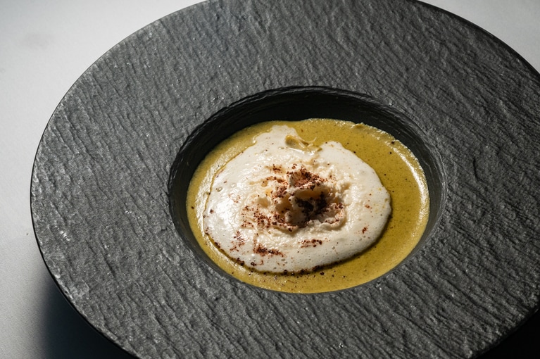 シグネチャー料理「ソパ・デ・アモール（愛のスープ）」。グリーンチリ、カニ、アマレットの泡が完璧なハーモニーを奏でる、シェフの料理愛が詰まった一皿。