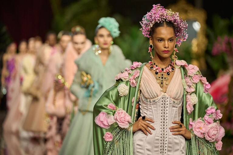 圧巻のフィナーレ。ブランドのアイコンアイテム“コルセットドレス”も、花々とコーディネートされている。©DOLCE＆GABBANA