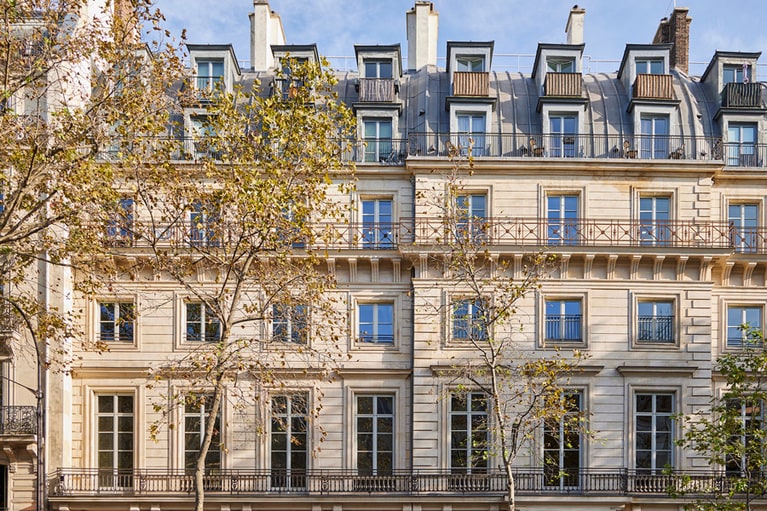 モンマルトル大通りに面した学び舎は劇場街にも近い。