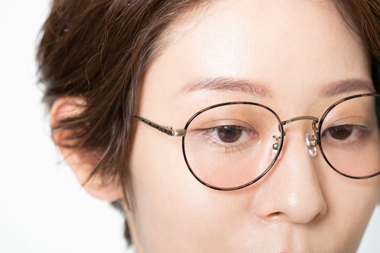 くすみピンクのアイブロウパウダーで眉を描いたあと、ピンクのアイブロウマスカラで仕上げる。柔らかなニュアンスの眉が完成。