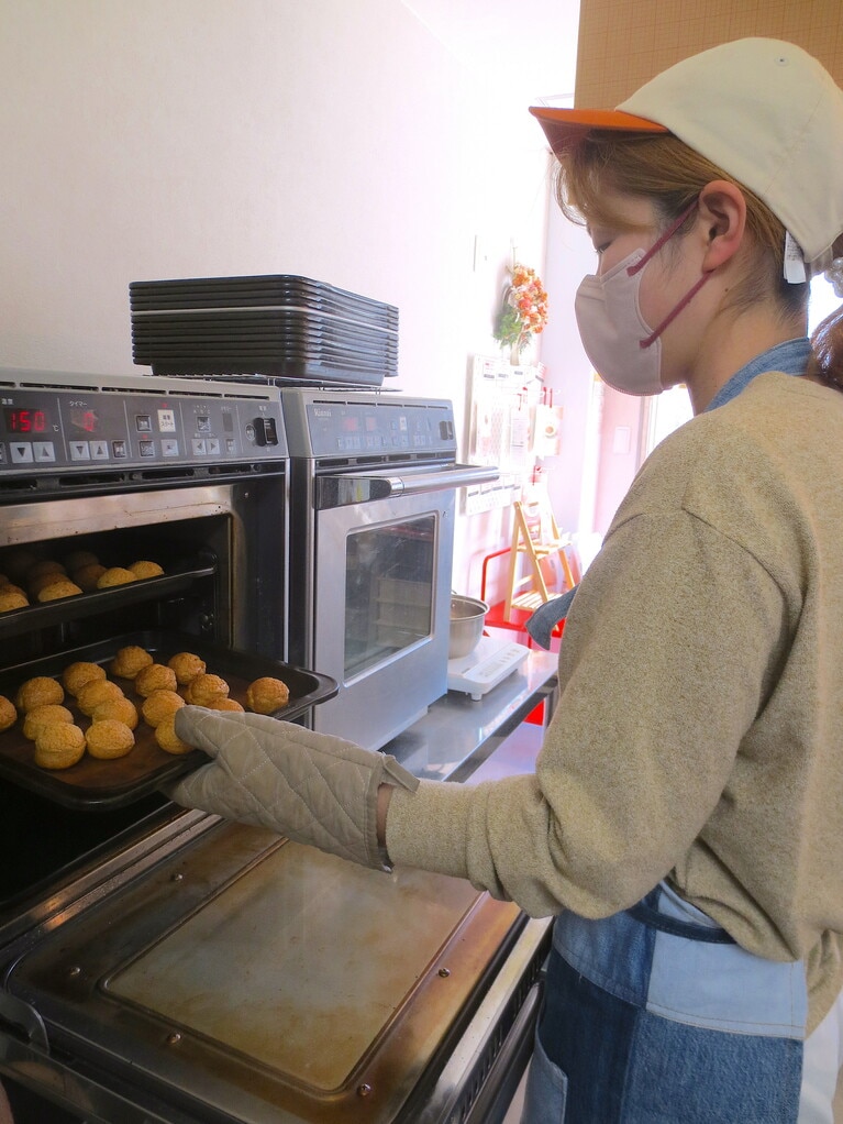 シュー生地の焼き上がり。