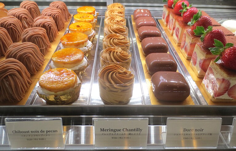 並んだケーキ。