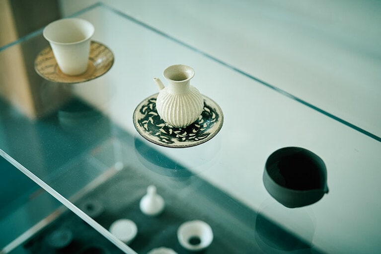 ホウォルで年に2回開かれる陶磁器の展示会には、韓国内の作家とコラボしたお茶の道具が並ぶ。