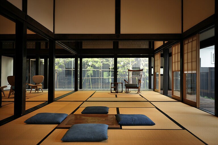 畳敷きのラウンジでは温泉に入った後やディナーの後に宿泊者たちがくつろぐ姿が。フリードリンクも用意されている。