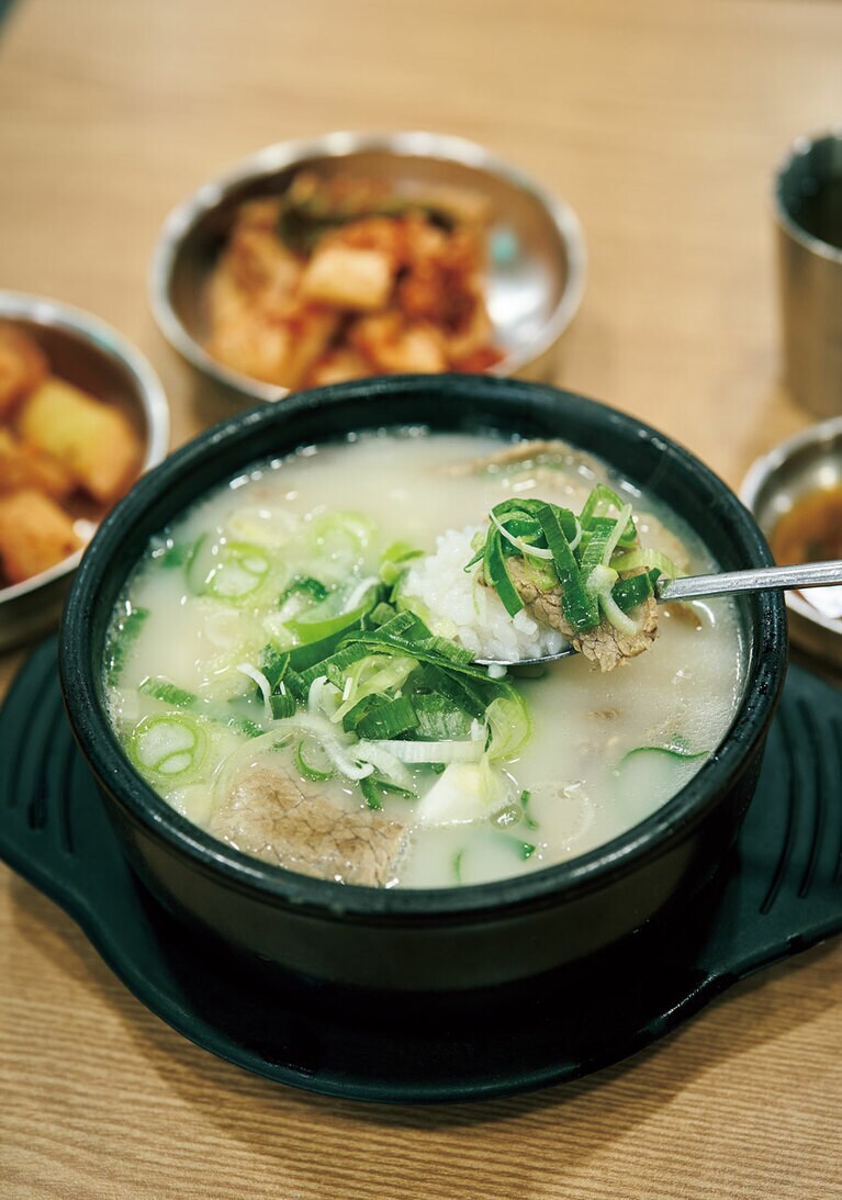 ソルロンタンW14,000。ご飯とたっぷりの素麵入り。