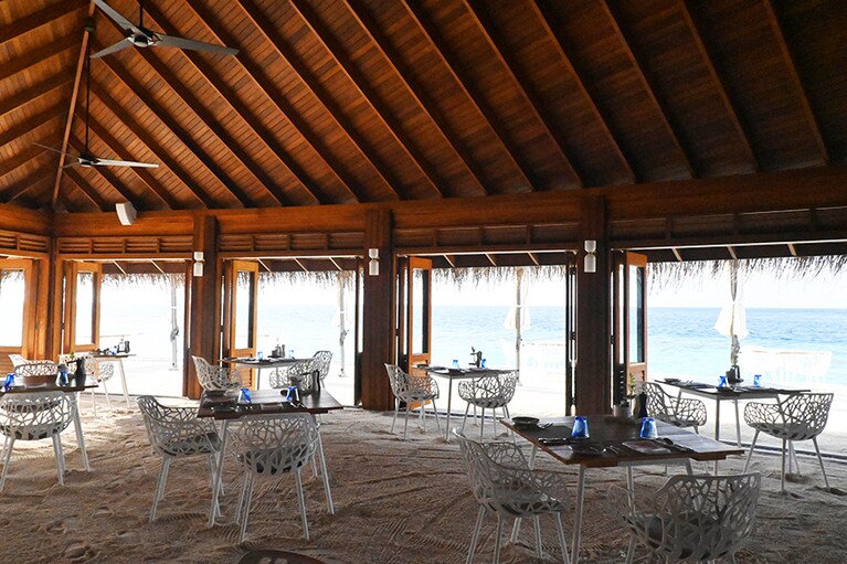 セルシウスの屋内は白砂を敷きつめたサンドカーペット。